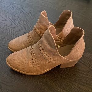 Universal Thread ankle cut out booties size 7.5